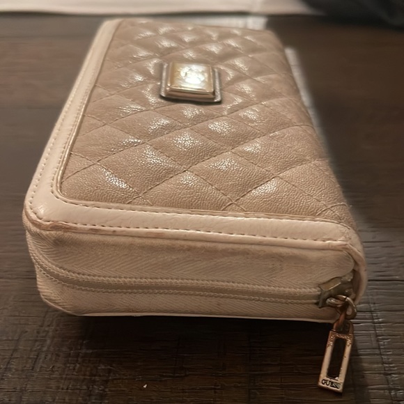 Guess Wallet - Picture 4 of 8